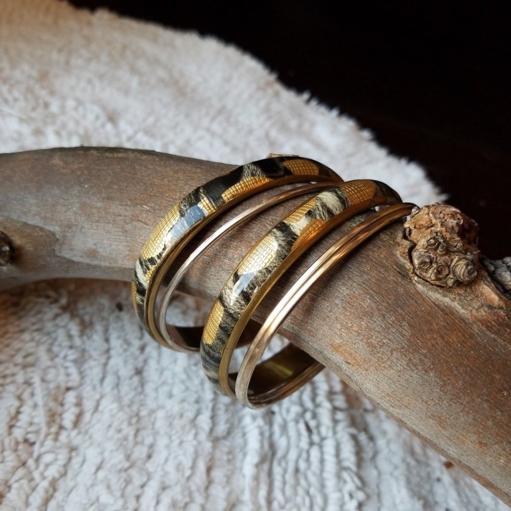 Set of 5 bracelets, black and gold tone spotted